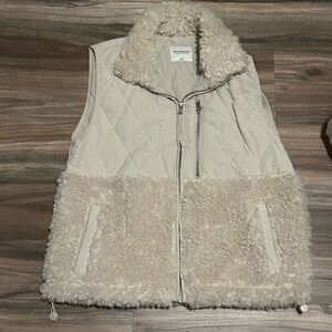 Abercrombie & Fitch vest size medium
NWOT